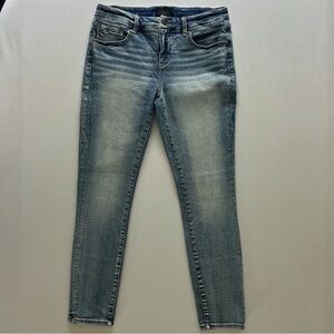 Buckle Black Light Wash Straight Leg Jeans Size 28 Spring Trend